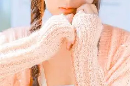 “假洋牌”优思益翻车事件：网红集体致歉背后的品牌包装术与流量陷阱